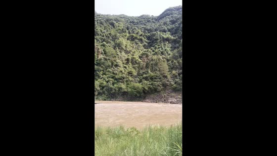 Dramatic river rescue using drone in Zhejiang, China