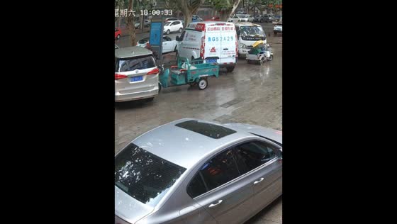 Tricycle unexpectedly slides into parked car in Shandong, China