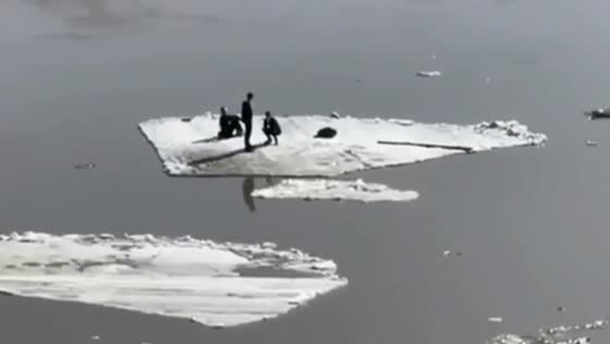 Teenagers rescued from drifting ice floe in Orenburg, Russia