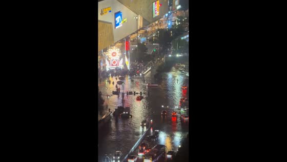 Floodwaters overwhelm major intersection after heavy rain in Hebei, China