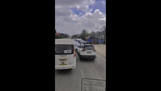 SUV causes traffic jam while forcing lane change in Rokan Hilir, Indonesia