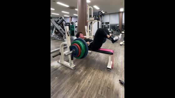 Gym-goer lets out gas after failed bench press in Daejeon, South Korea