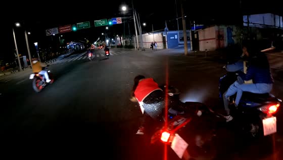 Family motorcycle loses balance after sudden brake in Mexico