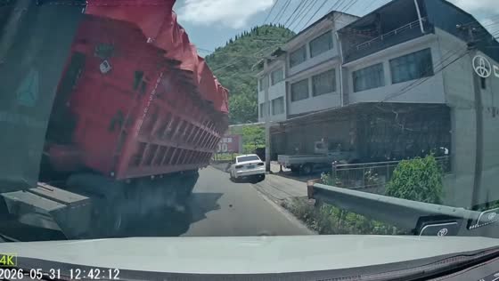 Truck narrowly avoids overturning on mountain road in Guizhou, China