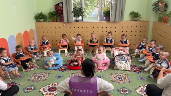 Toddler playfully moves along to teacher’s song in Xinjiang, China
