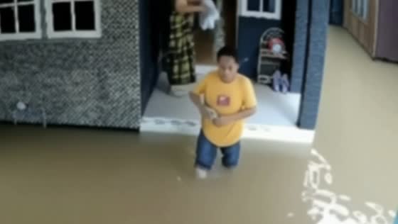 Unexpected fall: hilarious footage of friends exiting flooded home in Amuntai, South Kalimantan