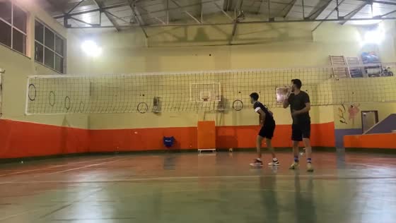 Indoor volleyball mishap: shattered glass in Tatvan, Bitlis, Türkiye