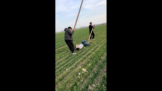 Bamboo mishap sends woman falling in Anhui, China