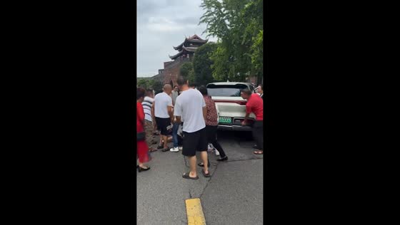 Passersby lift SUV to rescue teenage girl trapped underneath in Chengdu, China