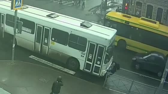 Bus driver hits jaywalking pedestrian at Saratov traffic light