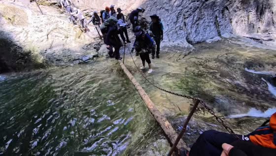 Hiker falls into creek while crossing log bridge in Southern Taihang, China