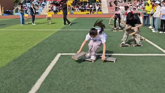 Girl impresses with fast wooden board race during school event in Inner Mongolia, China