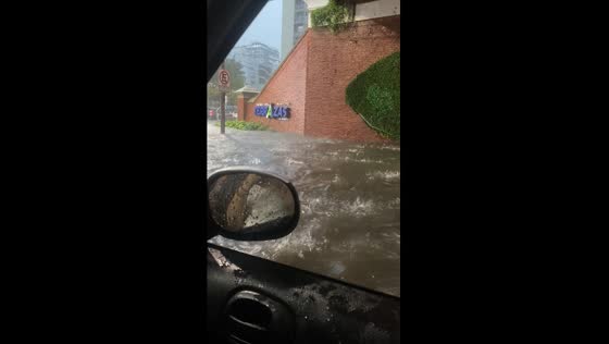 Flooded commute chaos: car takes on water in Buenos Aires, Argentina