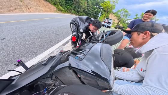 Motorcyclist falls while entering roadside pull-off in Guangdong, China