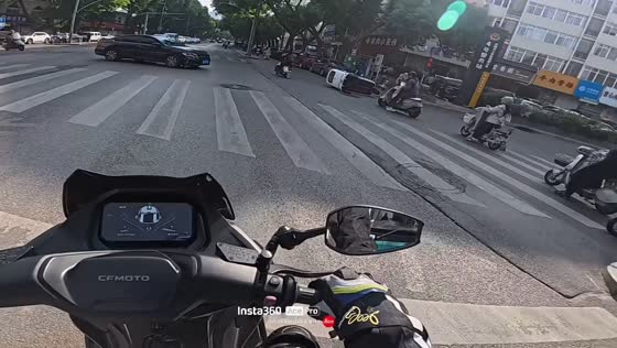 Motorcycle and tricycle collide after early movement at intersection in Shandong, China