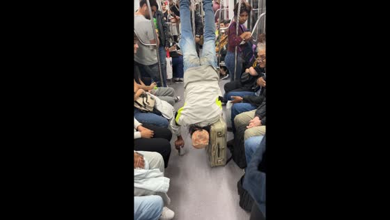 Elderly man entertains subway passengers in Buenos Aires
