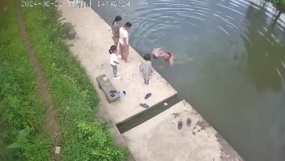 Child falls into water while playing with two others in Guizhou Province, China