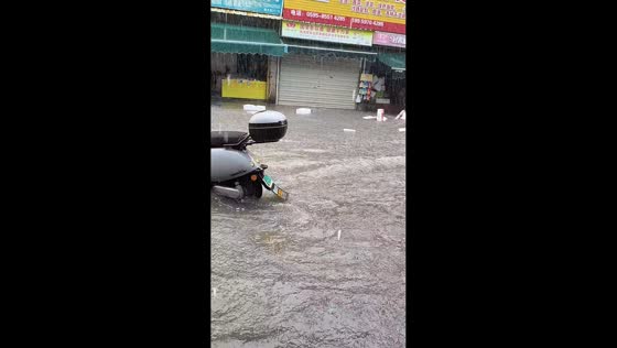 Severe flooding leaves several vehicles submerged in Fujian, China