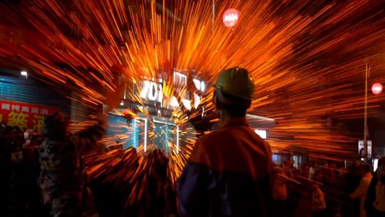 Traditional “iron flower” performance sends sparks flying in Sichuan, China