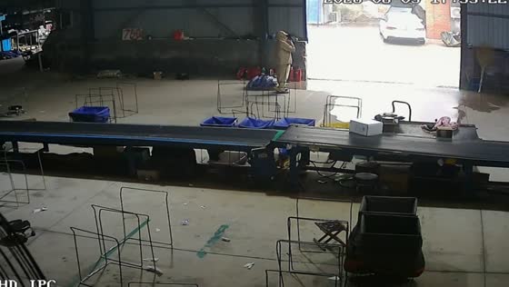 Man knocked over by gate during strong winds in Hebei, China