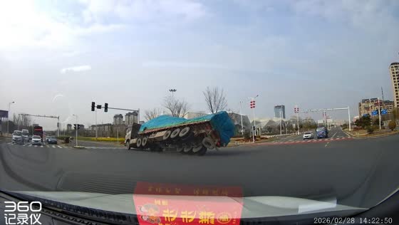 Heavily loaded truck overturns while turning at intersection in Anhui, China