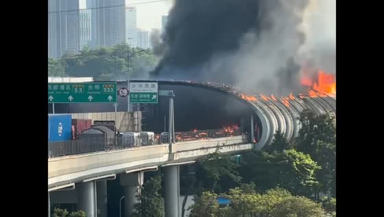 Multi-vehicle crash triggers large fire on Nanping Expressway in Shenzhen, Guangdong, China