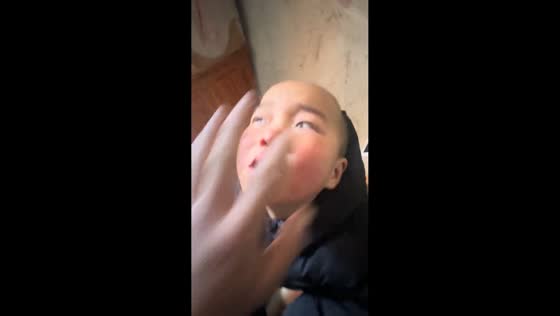 Child reacts humorously to fluttering hand in Qinghai, China
