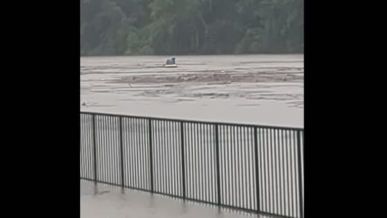 Jet ski drifts towards dam in Branson floods