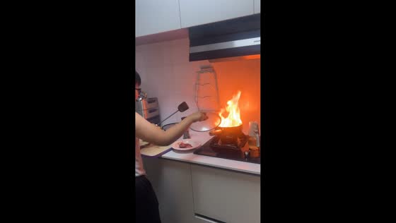 Boy panics as small kitchen fire is put out in Tianjin, China