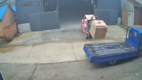 Forklift mishap while unloading goods in Anhui, China
