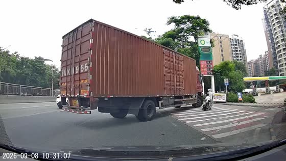 Woman and child narrowly avoid turning container truck in Guangdong, China