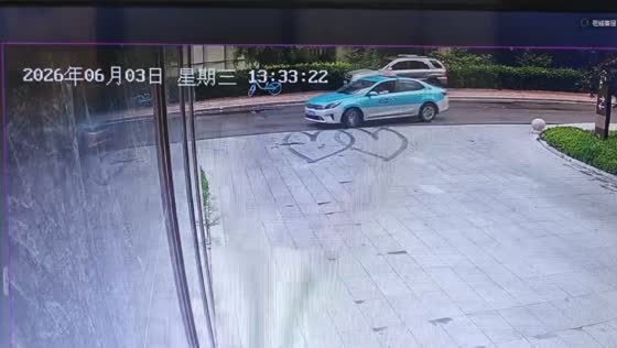 Taxi leaves heart-shaped tire marks while turning in Hebei, China