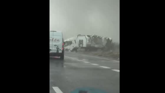 Tornado causes debris and road accidents in Carlet, Valencia