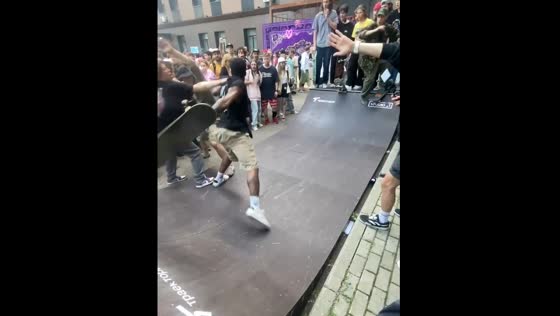 Skater confronts cameraman in Moscow 
