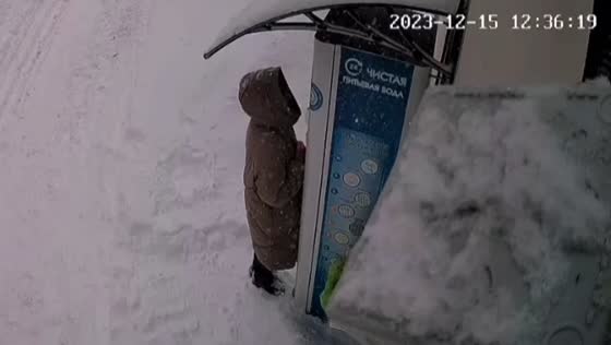 Troitsk resident narrowly escapes injury as snow block falls from roof