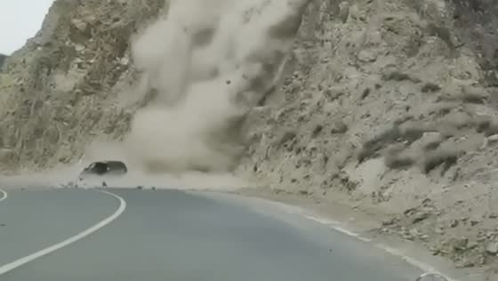 Incredible escape: car in Dagestan survives rockslide thanks to driver's quick thinking