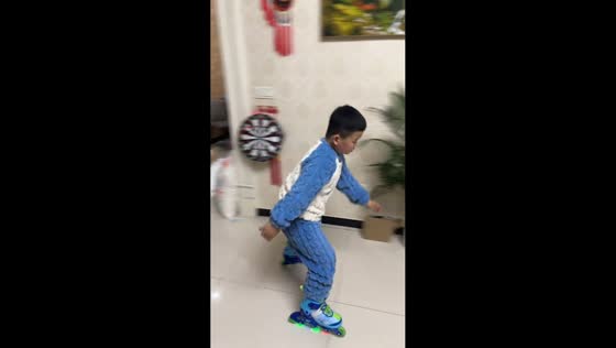 Child tumbles while roller skating indoors in Hebei, China