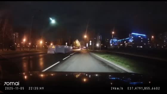 Luminous object streaks across the night sky in Moscow Oblast, Russia