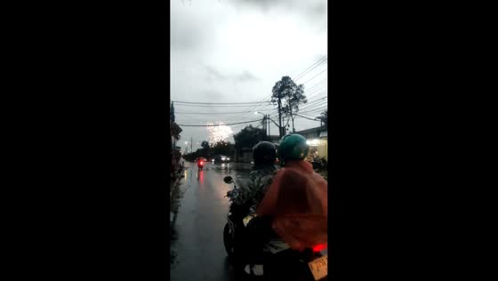Electrical sparks cause fear among riders in Purwokerto, Indonesia