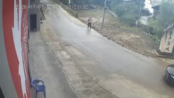 Wheel loader narrowly avoids falling into river in Hunan, China