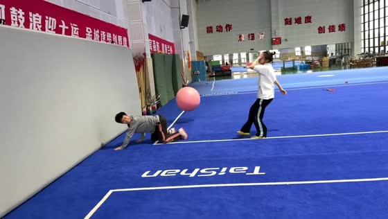Gym court clash turns into comedy moment in Gansu, China