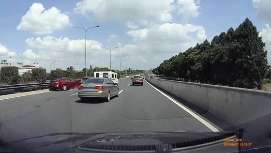Multiple cars collide during lane changes on highway in Jiangsu, China