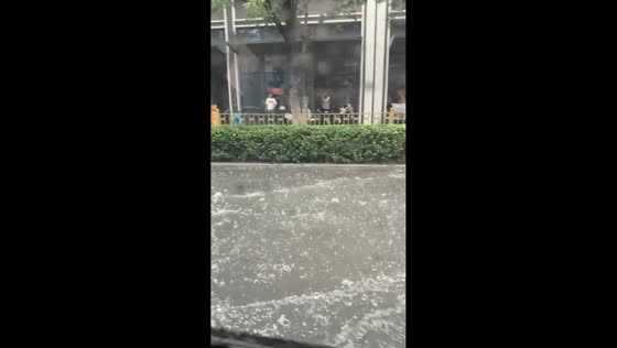 Intense downpour causes severe flooding on streets in Jinan, China