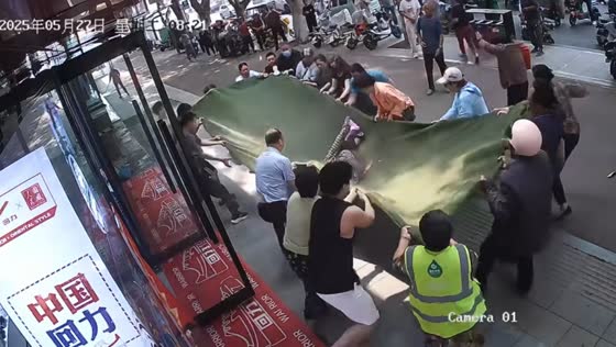 Elderly person saved from fall by quick-thinking crowd in Henan, China