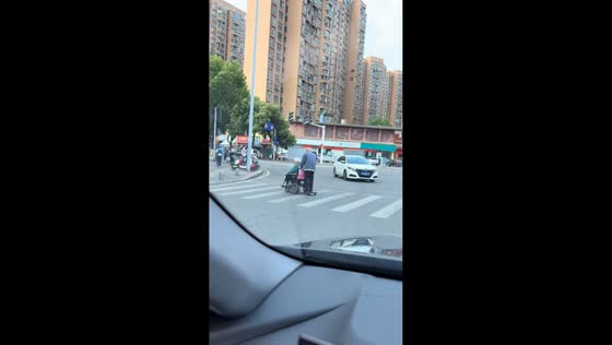 Elderly couple shares touching moment while crossing road in Hubei, China