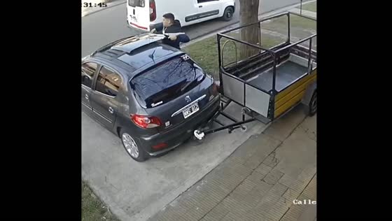 Video shows theft of car roof in Buenos Aires