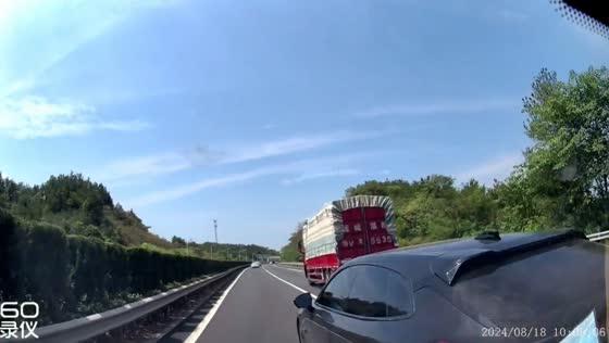 Car collision on Zhejiang highway caught on camera