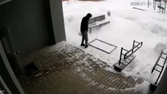Man narrowly avoids falling window frame after holding door open in Minsk, Belarus