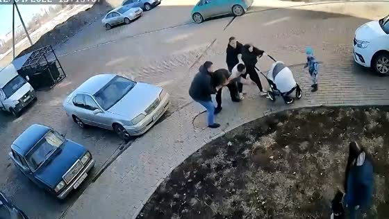 Bizarre incident in Kirov: half-naked man jumps from second-floor, harasses woman with children