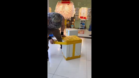 Man speed-wraps package entirely in tape in Zhejiang, China